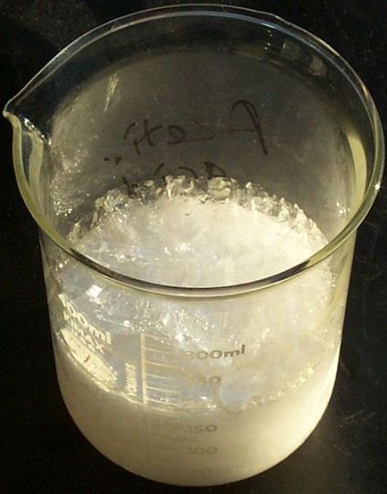 Kristallisierte Aceticum Acidum in einem Gefäß